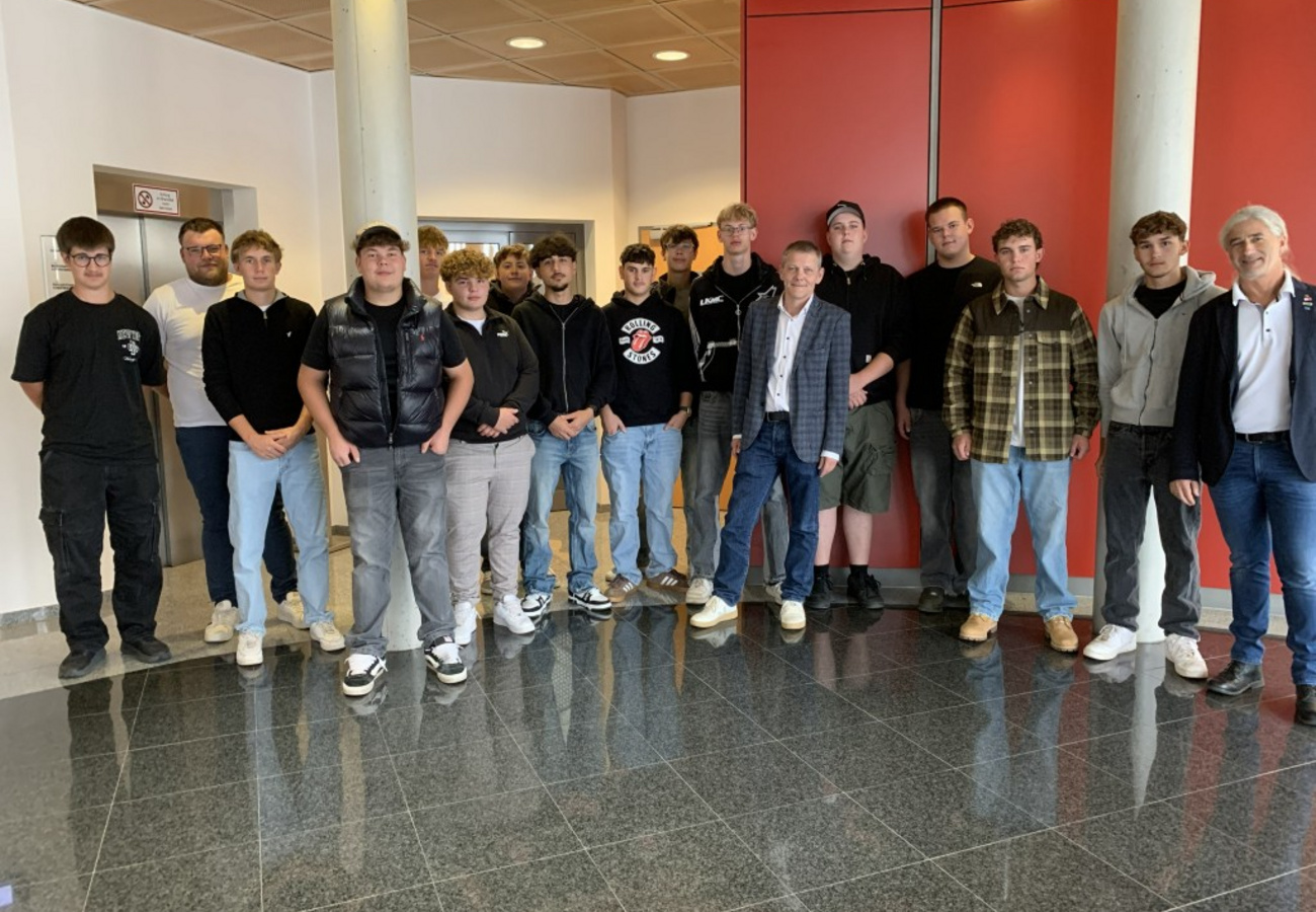 Gemeinsames Gruppenfoto beim Lehrlings-Lehrherren-Treffen 2026 bei Pfnier Gruppenfoto der Lehrlinge und Unternehmensvertreter von Pfnier beim 12. Lehrlings-Lehrherren-Treffen 2026.