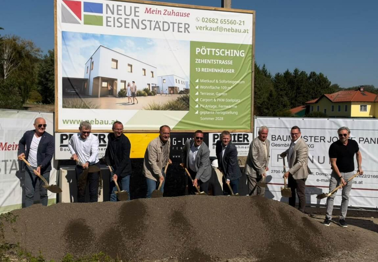 Spatenstich für 13 Reihenhäuser in Pöttsching Projektbeteiligte beim Spatenstich für 13 neue Reihenhäuser in der Zehentstraße in Pöttsching.