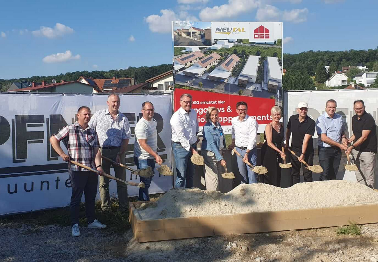 Spatenstich für das Wohnbauprojekt in Neutal Projektbeteiligte beim Spatenstich für den Neubau von Bungalows und Seniorenappartements in Neutal.