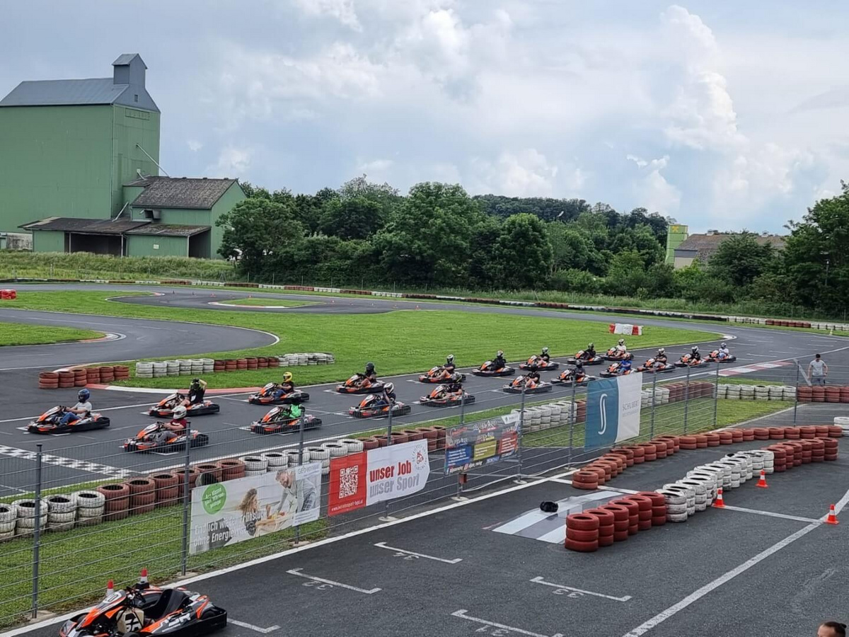 Startaufstellung des Kartrace 2024 in der Speedarena Rechnitz, mit 19 Firmenteams aus dem Burgenland.