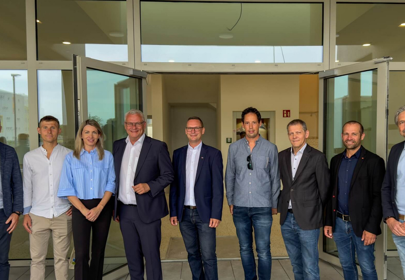 Gemeinsam erfolgreich: Partner und Projektbeteiligte vor Ort beim Abschluss des Bauabschnitts rojektverantwortliche von Pfnier & Co GmbH, Auftraggeber und Partner bei der Übergabe