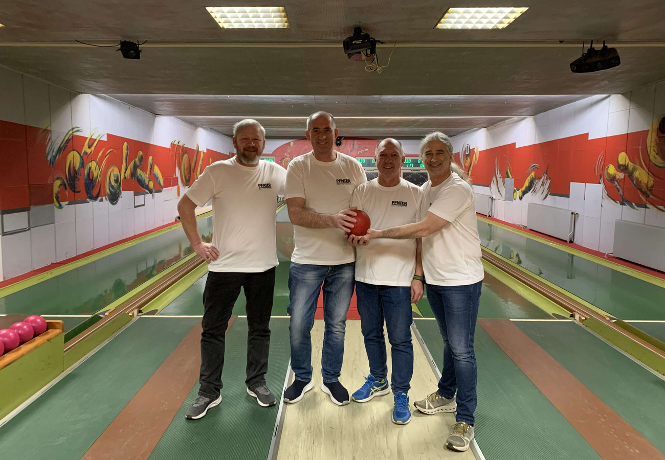 Pfnier-Mannschaft beim AK-Kegelturnier Pfnier-Mannschaft beim AK-Kegelturnier
