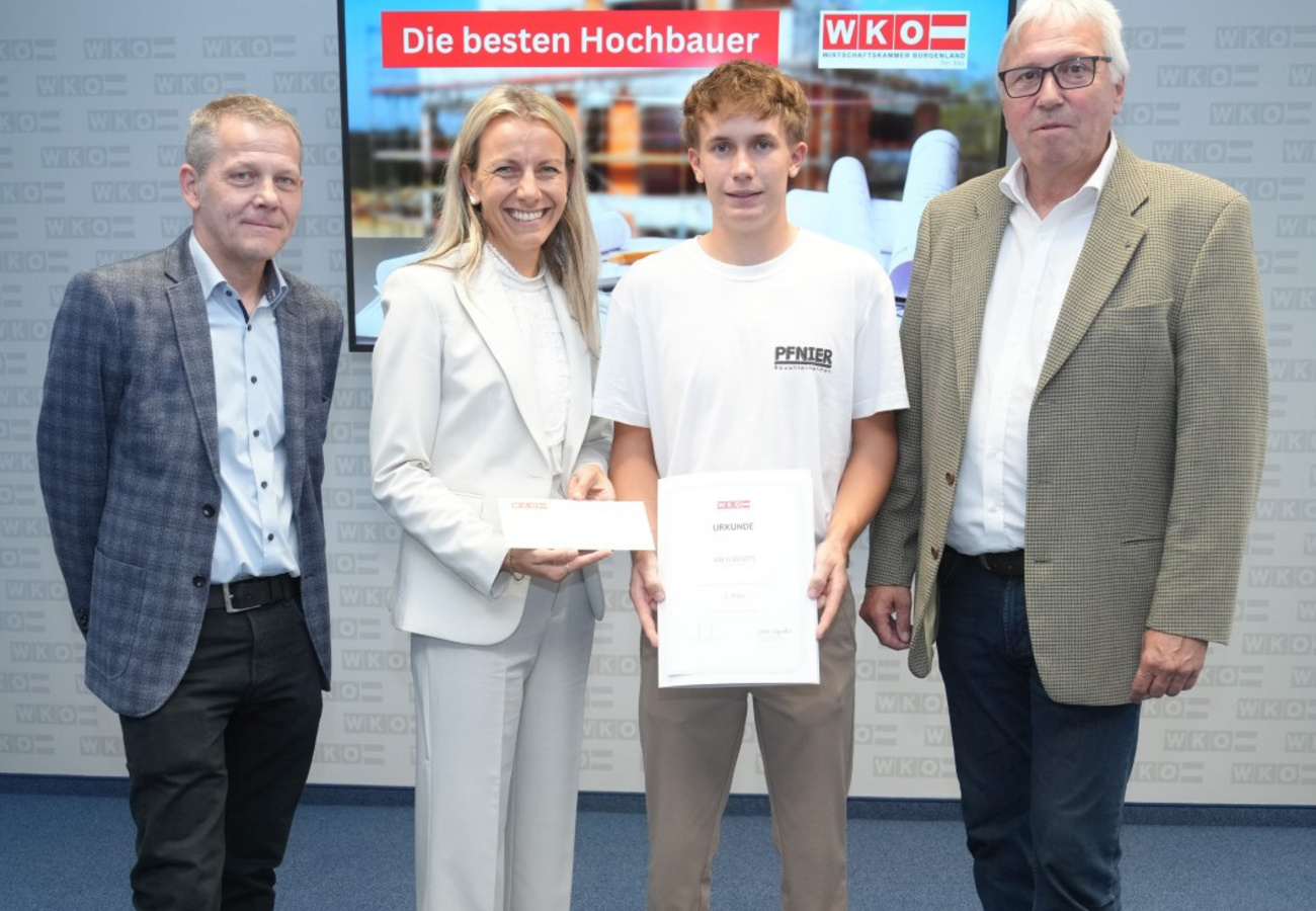 Ehrung zum Landeslehrlingswettbewerb Hochbau – Jan Godovits Jan Godovits bei der Ehrung zum Landeslehrlingswettbewerb Hochbau mit seiner Urkunde in der Wirtschaftskammer Burgenland.