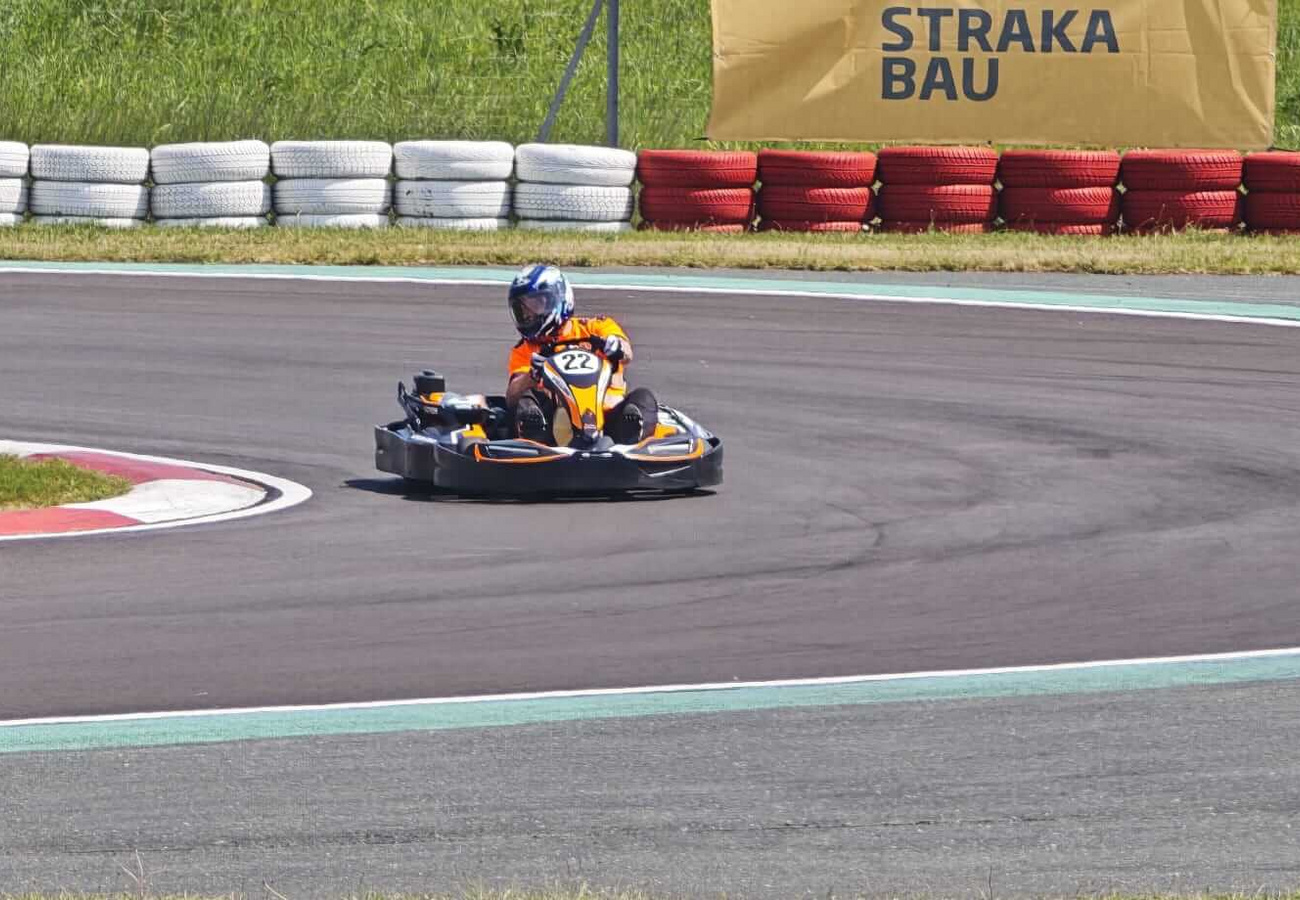 Voller Einsatz beim AK/ÖGB Kart-Rennen in Rechnitz Kart der Pfnier Drivers auf der Rennstrecke während des 2-Stunden-Rennens in Rechnitz