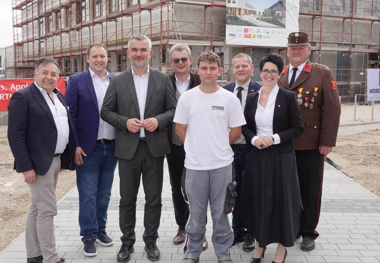 Gleichenfeier in Stoob mit Projektbeteiligten am Ceramico Schulcampus Gleichenfeier Ceramico Schulcampus Stoob – Gruppenfoto mit Projektbeteiligten vor Baustelle