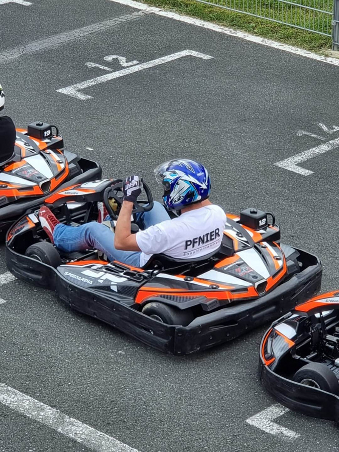 Ein Fahrer der Pfnier Racers im Kart auf der Rennstrecke der Speedarena Rechnitz, bereit für das Rennen.