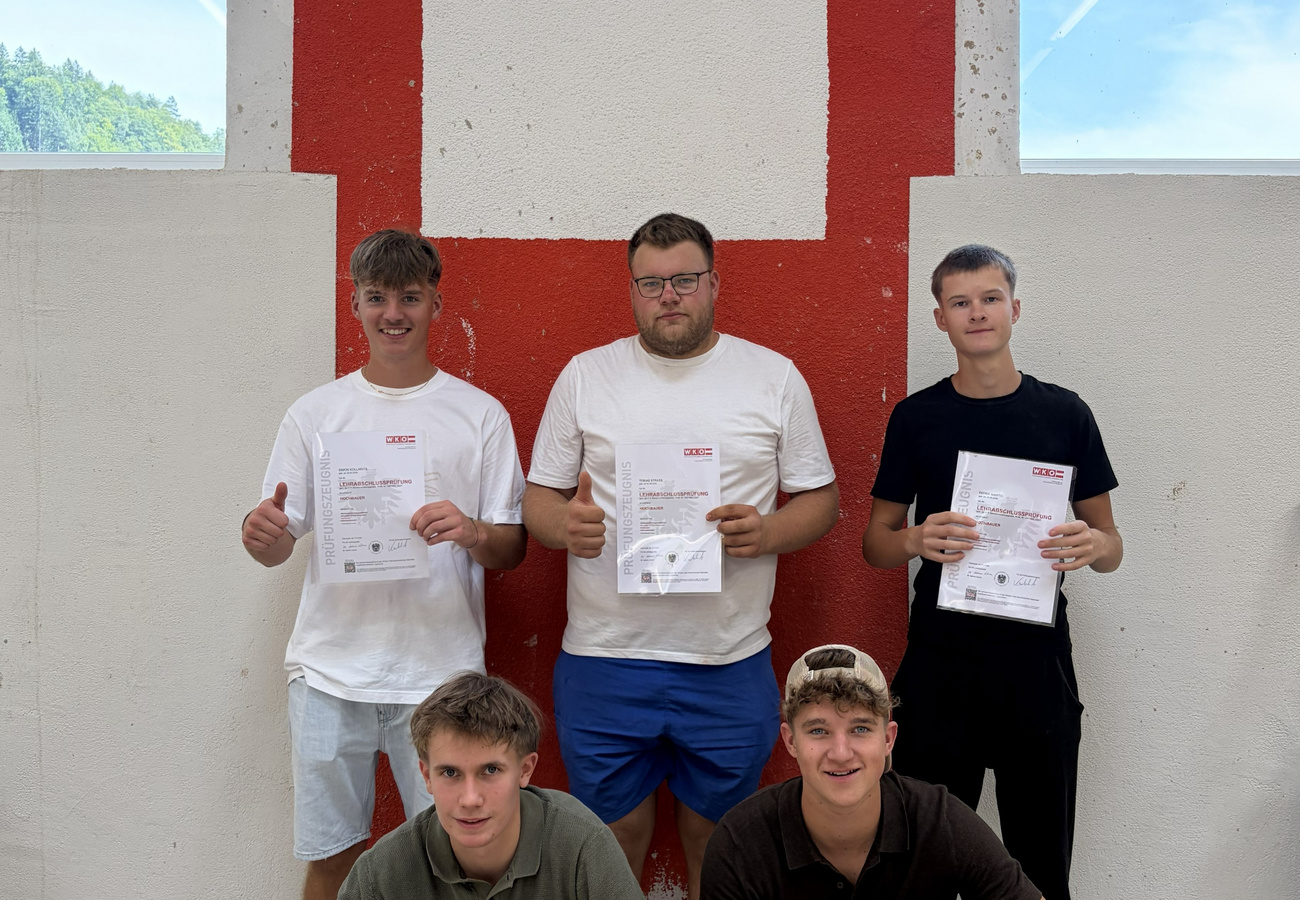 Unsere erfolgreichen Teilnehmer der Lehrabschlussprüfung! Oben: Simon Kollarits, Tobias Strass, Patrik Martic; Unten: Jan Godovits, Marwin Schermann Erfolgreiche Prüfungsarbeit von Jan Godovits